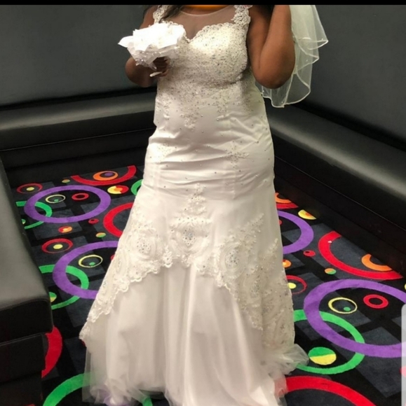 Nice nice wedding dress for a lucky lady - Picture 5 of 7